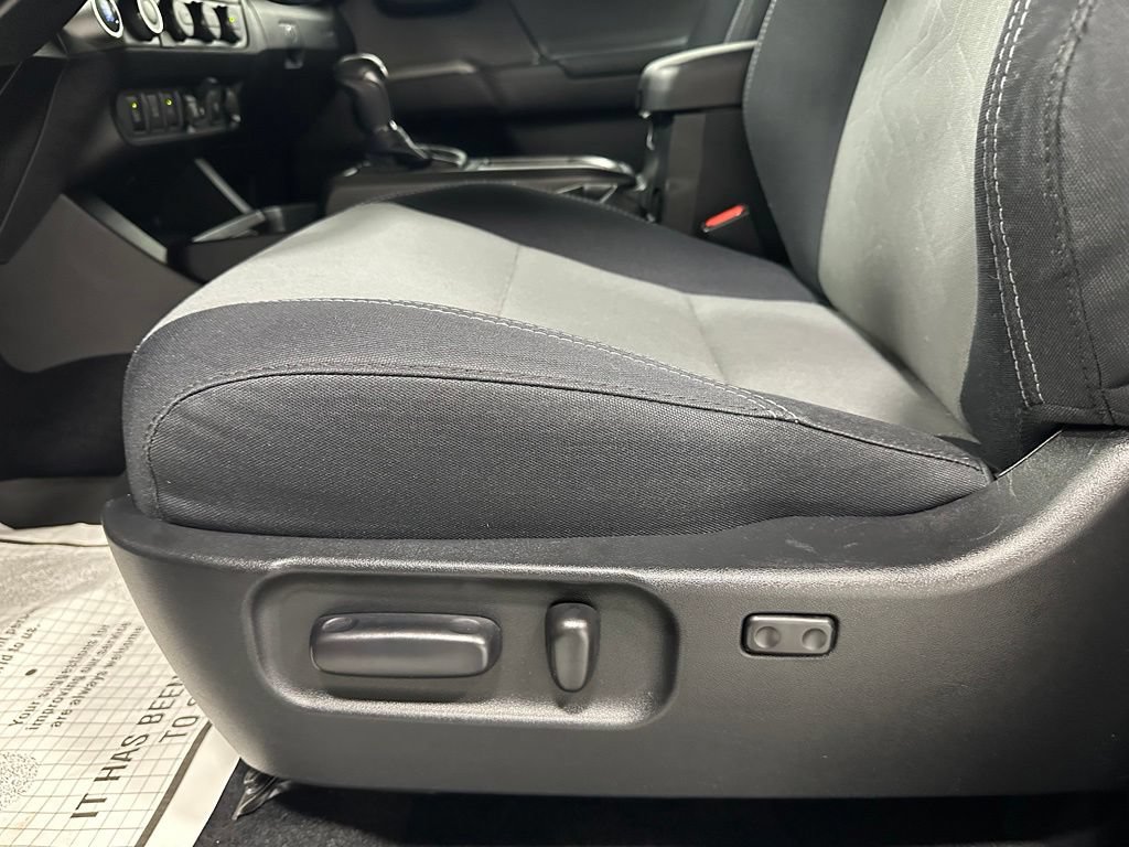 Used 2021 Toyota Tacoma TRD Off-Road w/ Technology Package AWD/4WD image 12