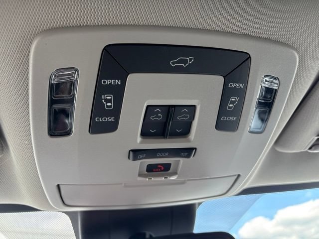 Used 2026 Toyota Sienna XLE FWD image 22