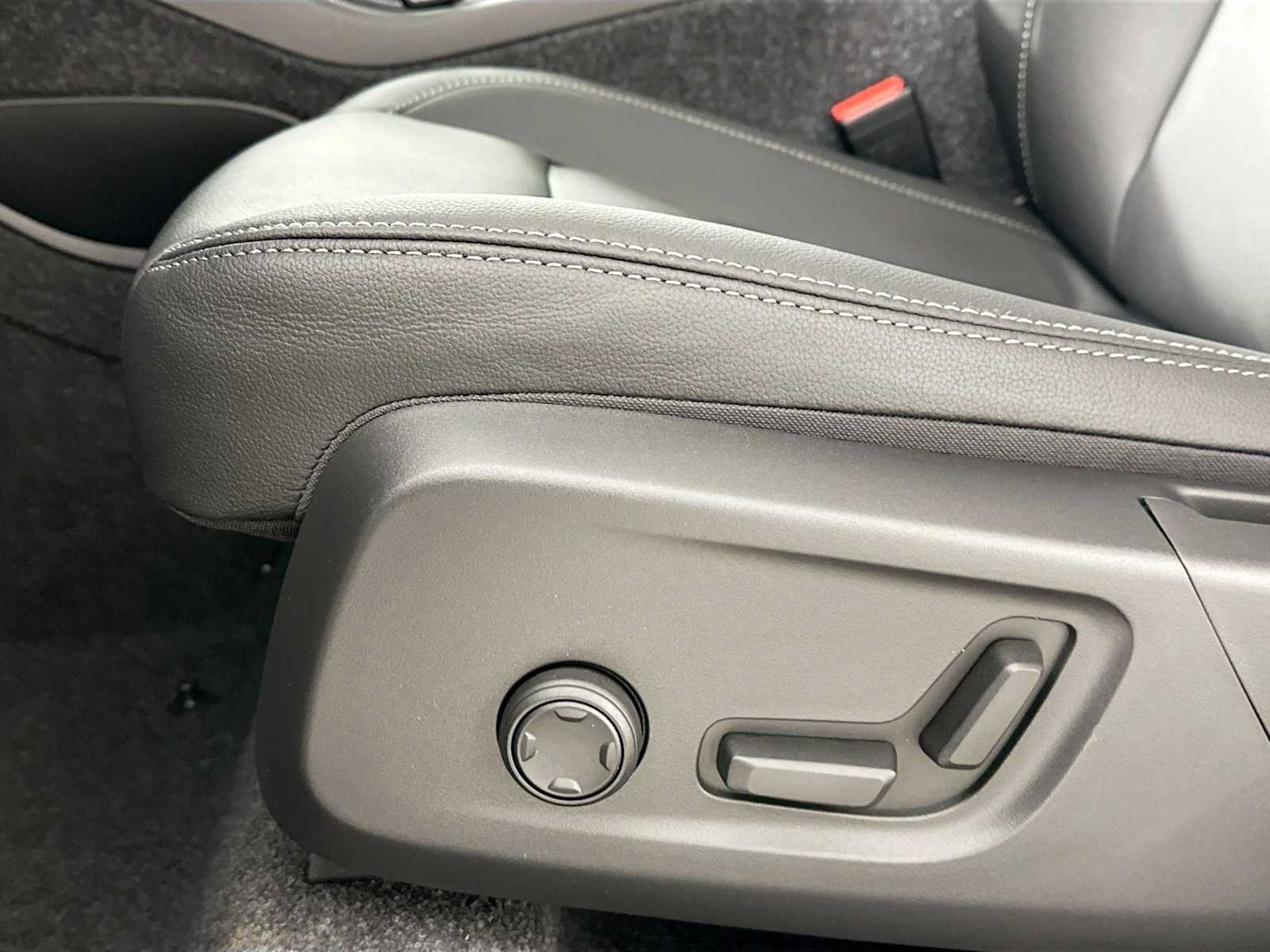 Used 2025 Volvo XC40 B5 Core w/ Protection Package Premier image 17