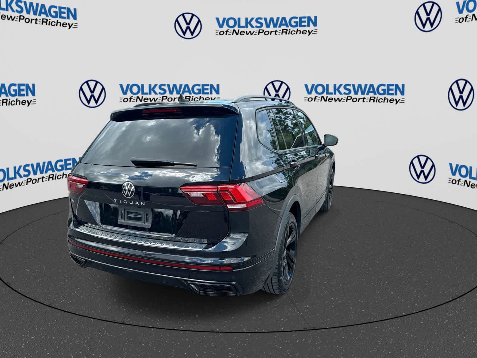 Used 2024 Volkswagen Tiguan SE R-Line FWD image 14