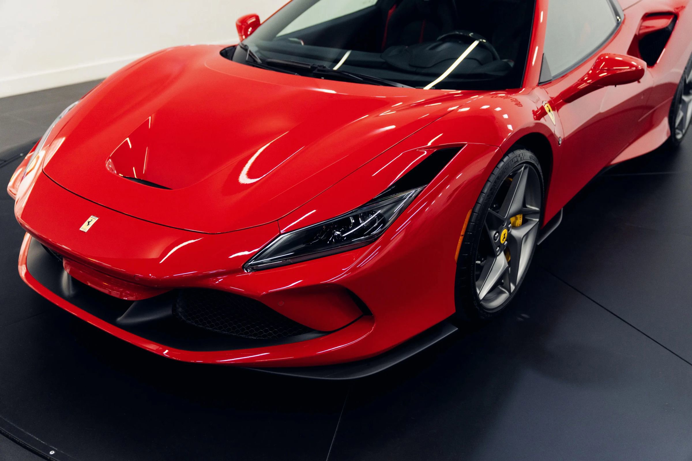 Used 2021 Ferrari F8 Spider image 11