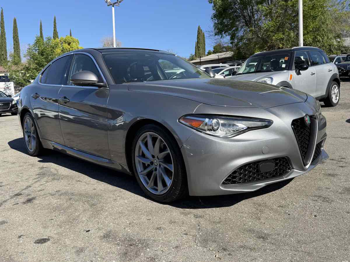 Used 2017 Alfa Romeo Giulia RWD image 1