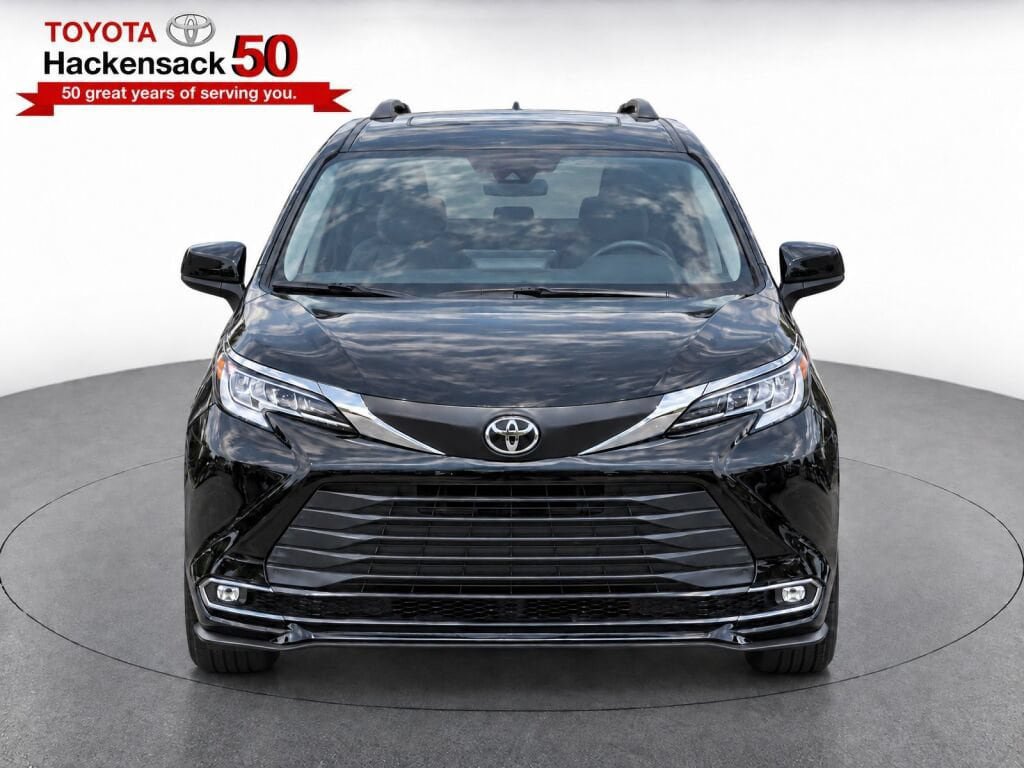 Used 2026 Toyota Sienna XLE FWD image 5