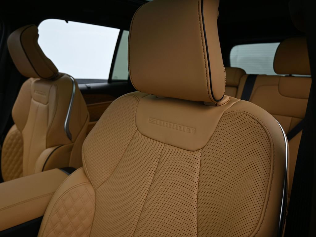 New 2025 Jeep Grand Cherokee Summit image 17