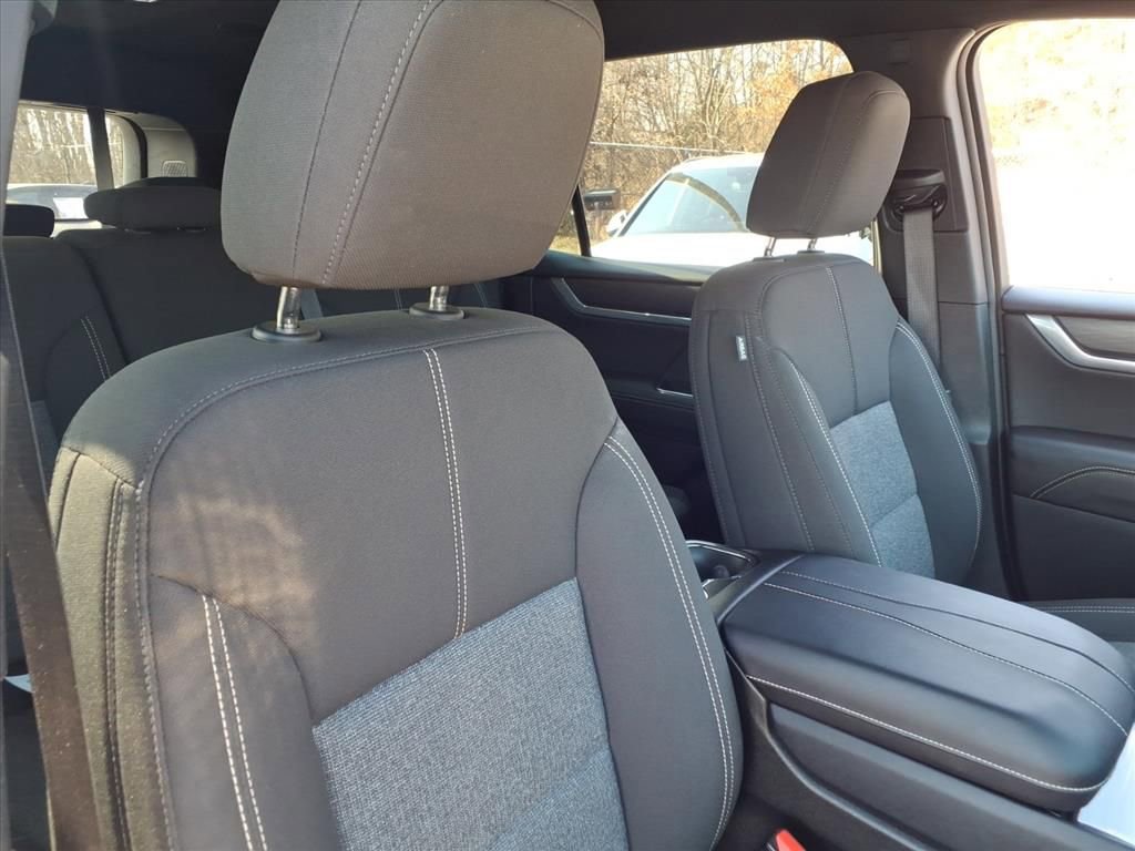 Used 2025 GMC Acadia Elevation image 23