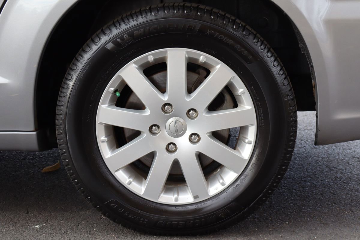 Used 2013 Chrysler Town & Country Touring image 42