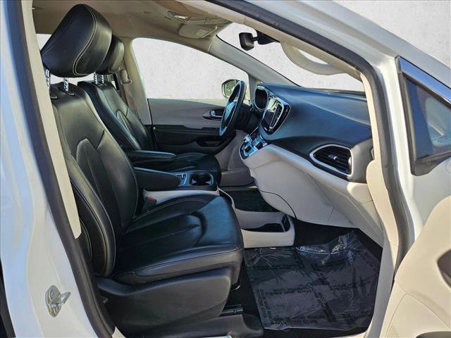 Used 2023 Chrysler Pacifica Touring-L FWD image 25