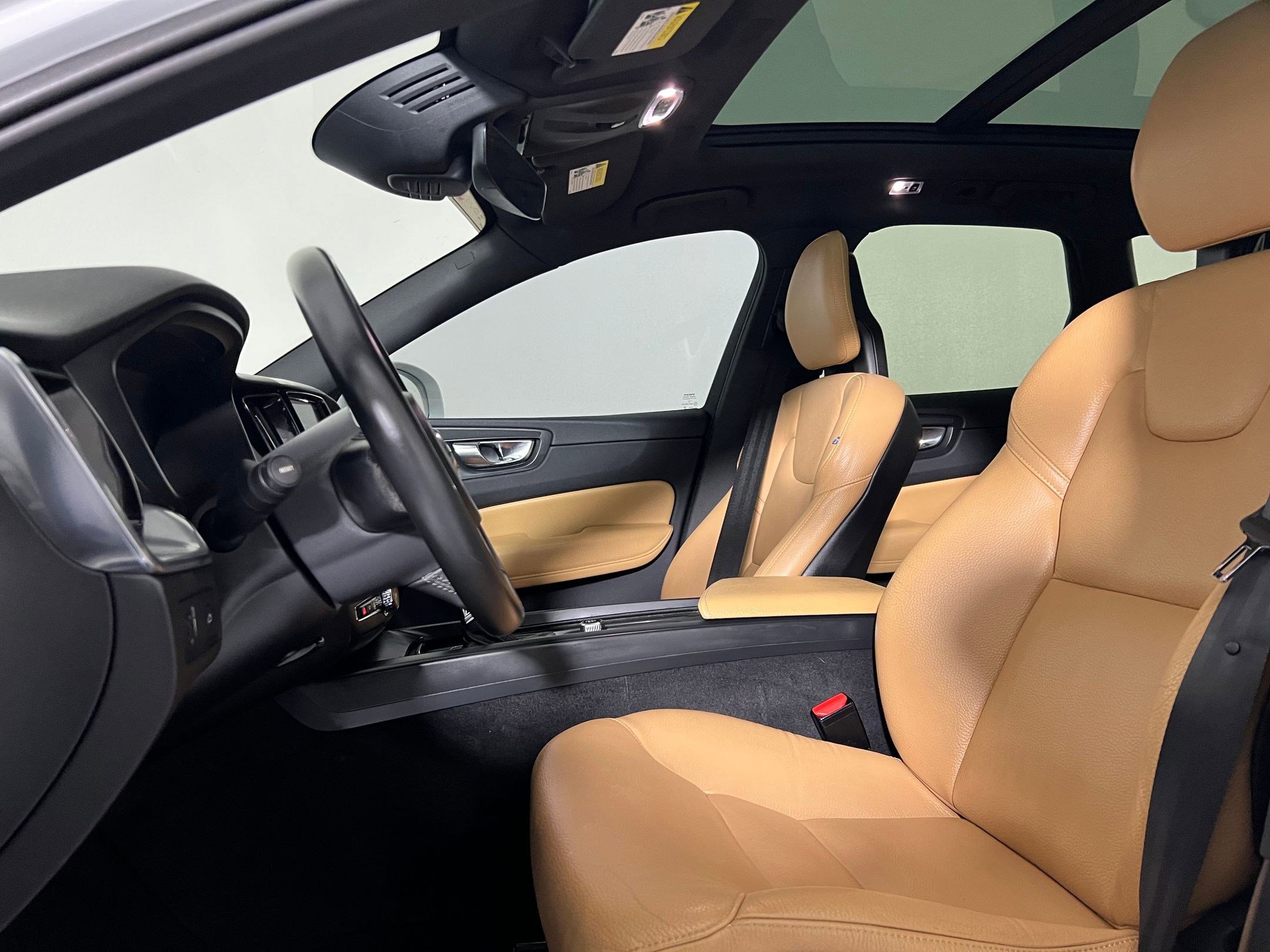 Used 2018 Volvo XC60 T5 Momentum w/ Vision Package image 14