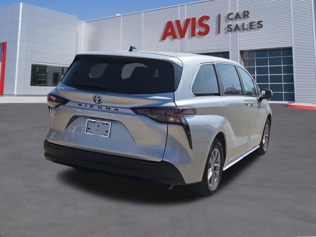 Used 2025 Toyota Sienna LE image 6