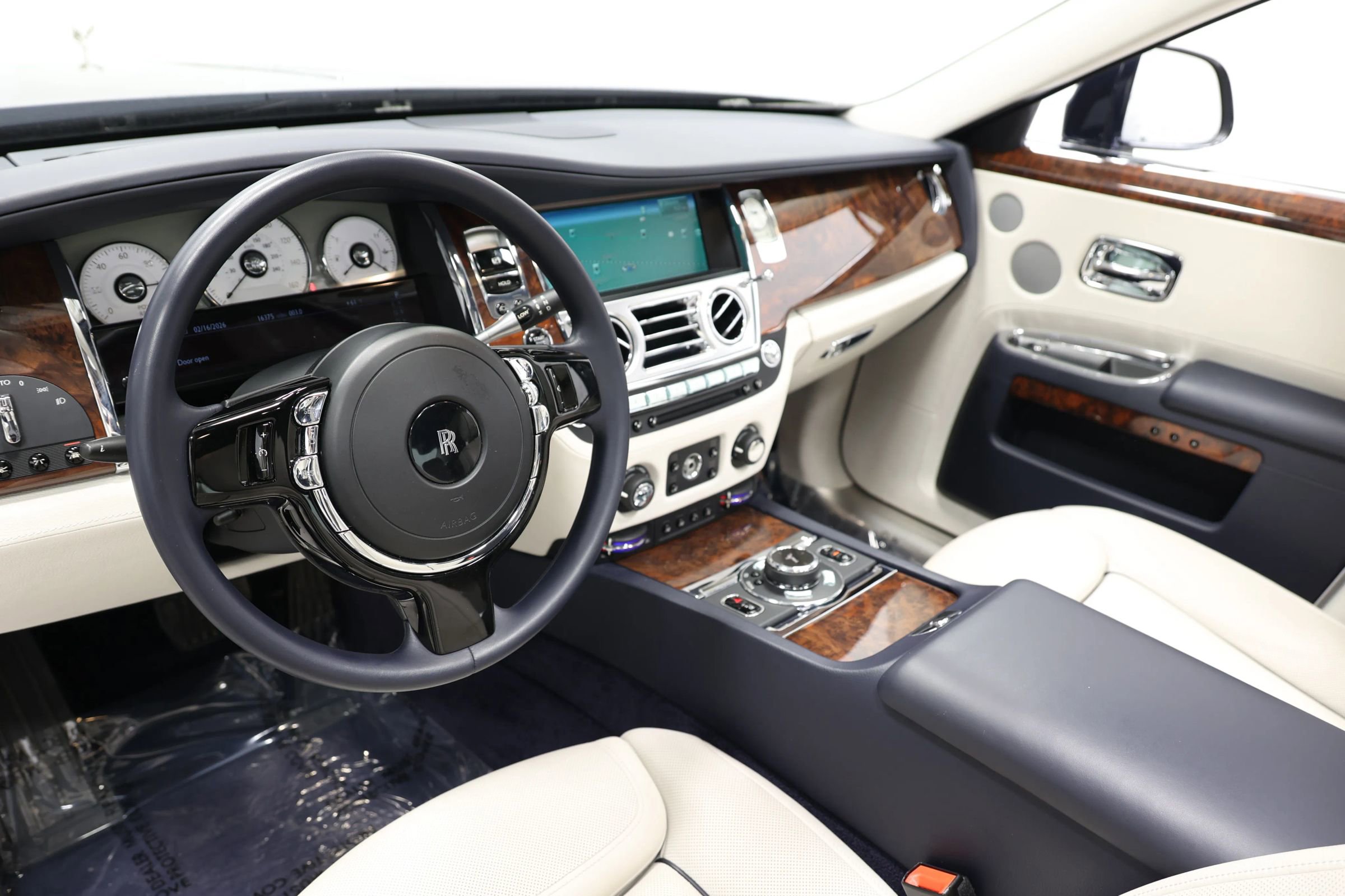 Used 2015 Rolls-Royce Ghost image 2