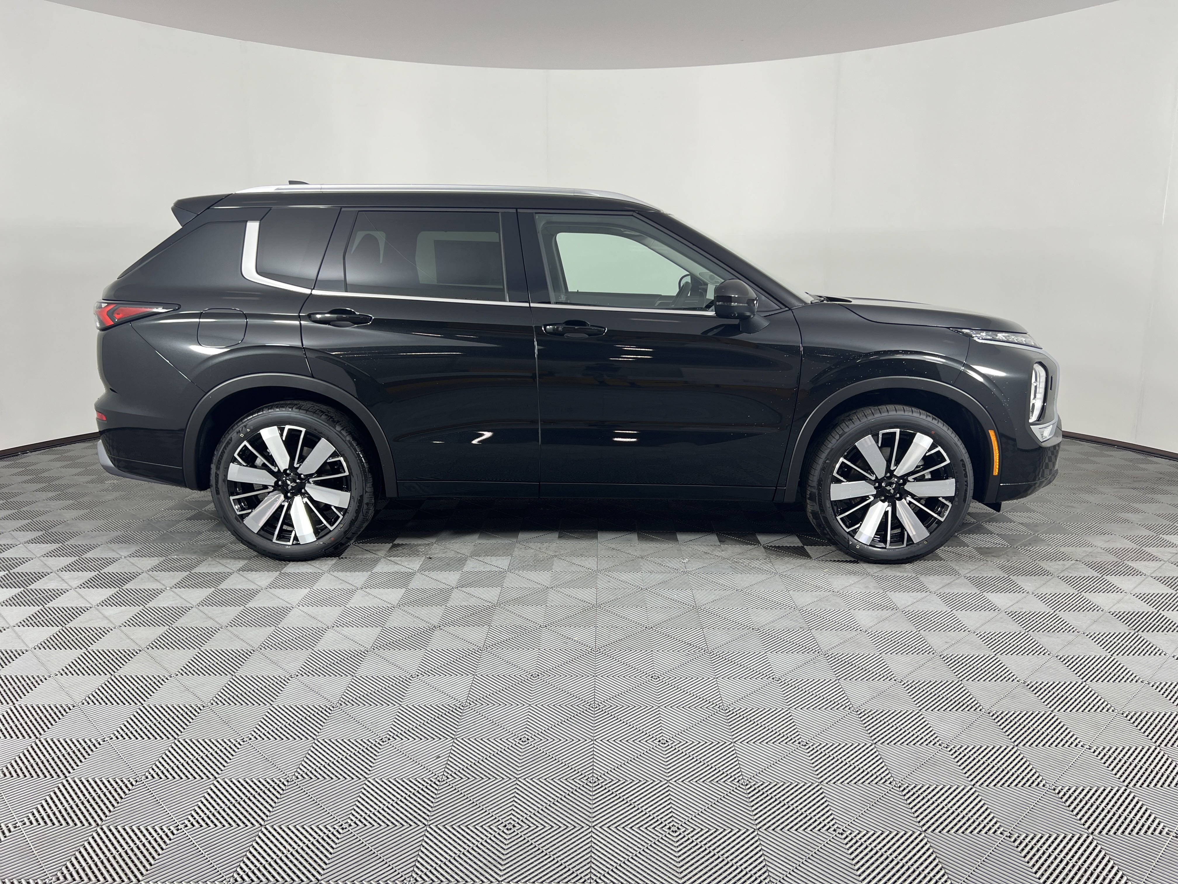 New 2025 Mitsubishi Outlander SEL image 27