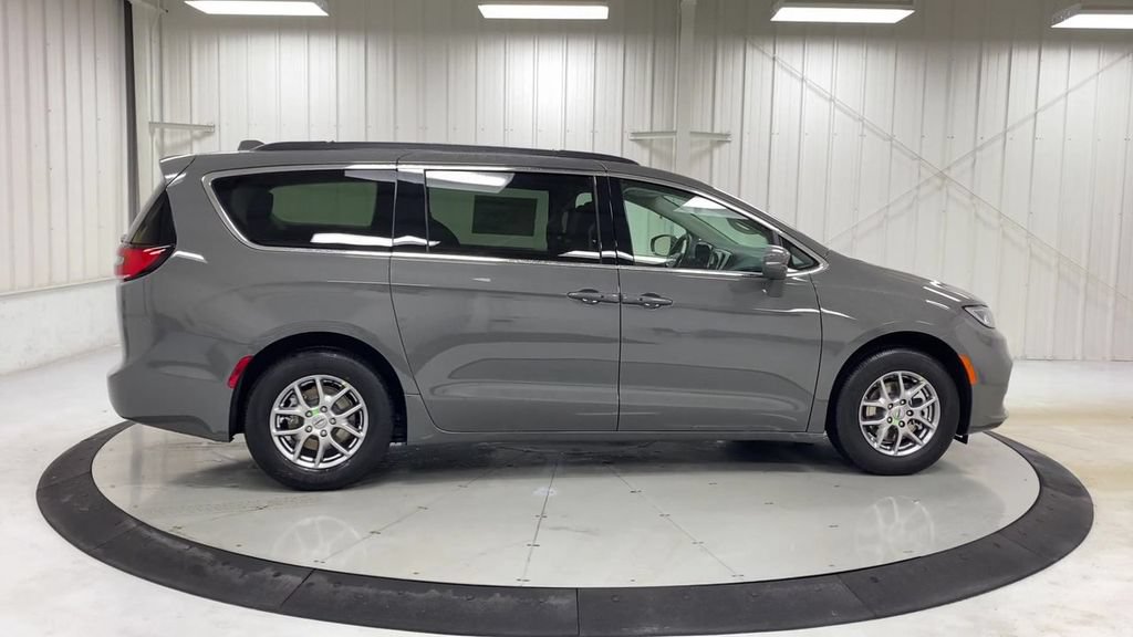 Used 2021 Chrysler Pacifica Touring w/ Uconnect Theater Family Group FWD image 9