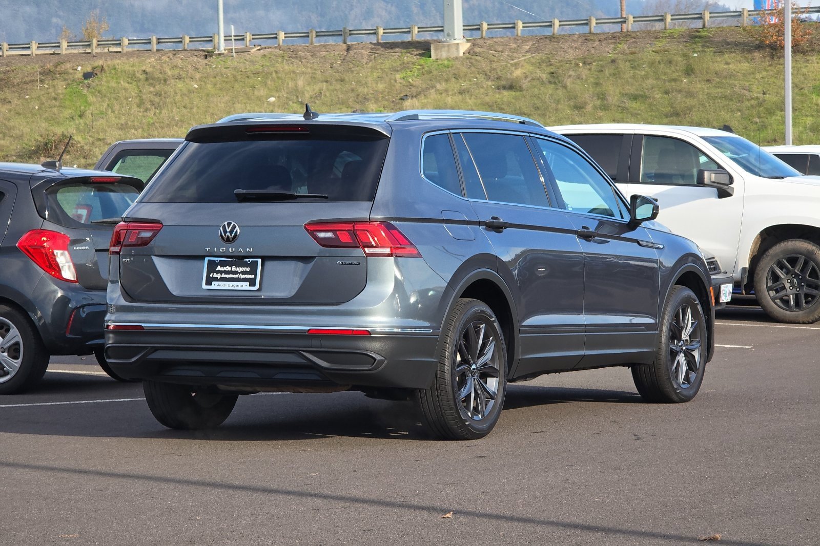 Used 2022 Volkswagen Tiguan SE image 3