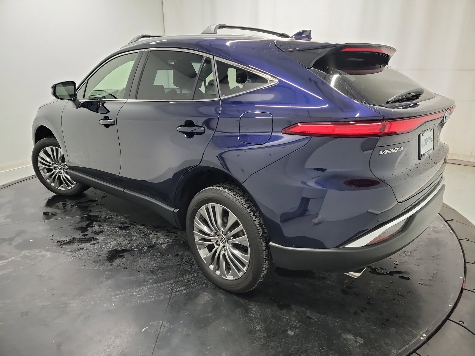 Used 2022 Toyota Venza XLE image 6