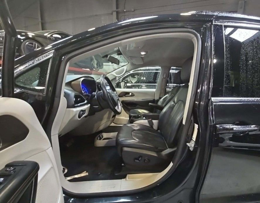 Used 2018 Chrysler Pacifica Touring-L image 3