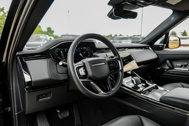 Used 2025 Land Rover Range Rover Sport SE AWD/4WD image 3