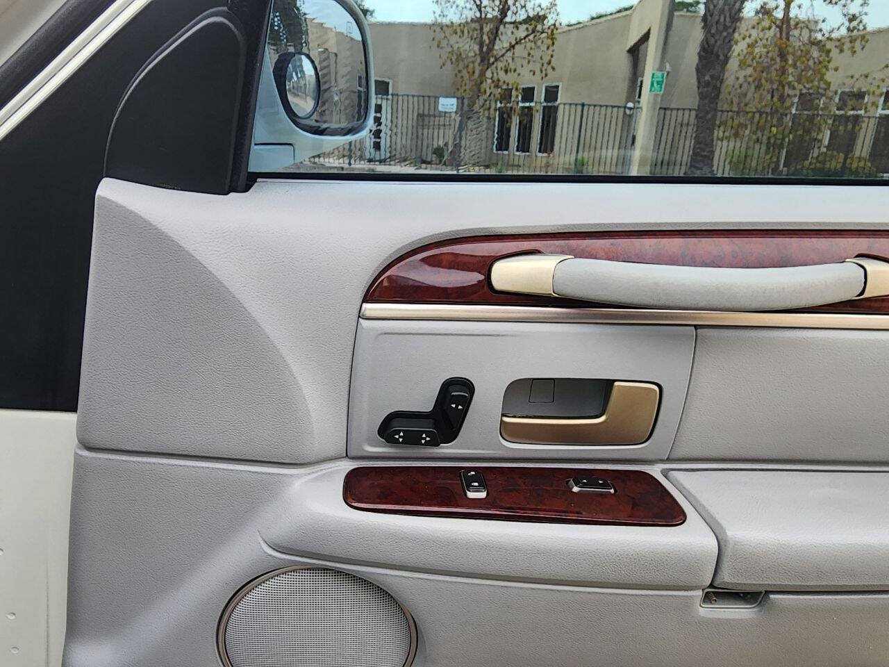 Used 2004 Lincoln Town Car Signature RWD image 34