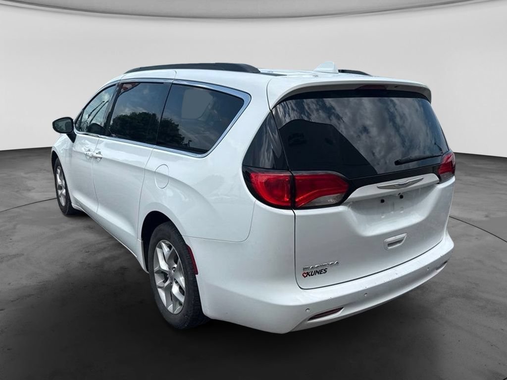 Used 2018 Chrysler Pacifica Touring w/ Tire & Wheel Group FWD image 7