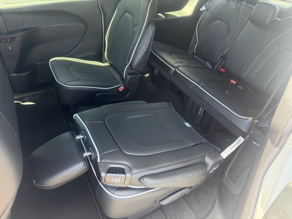 New 2027 Chrysler Pacifica Limited w/ Family Tech Group FWD image 35