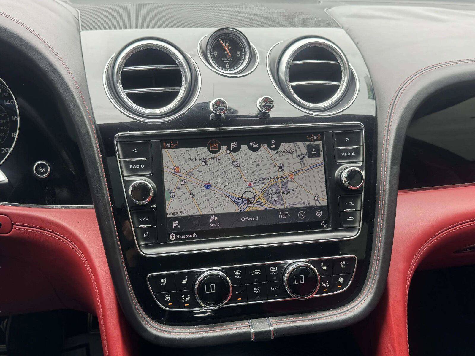 Used 2018 Bentley Bentayga AWD/4WD image 40