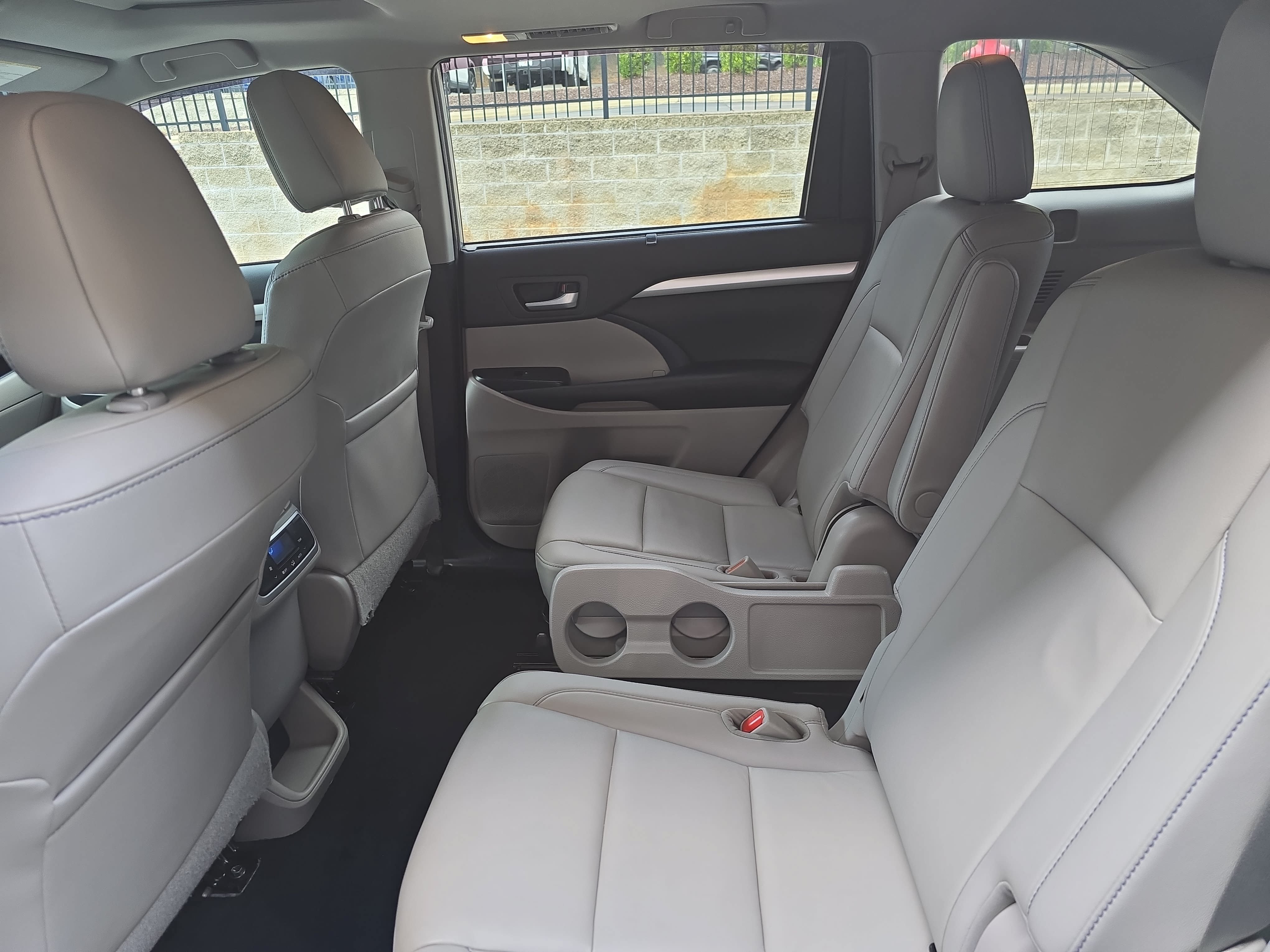 Used 2019 Toyota Highlander XLE AWD/4WD image 15