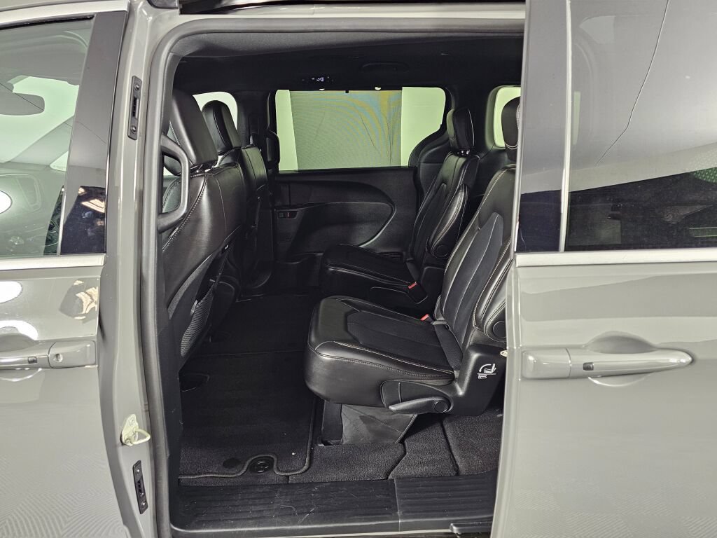 Used 2025 Chrysler Pacifica Select FWD image 33