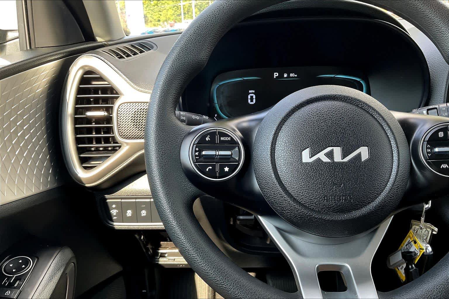 Used 2025 Kia Soul LX w/ LX Technology Package FWD image 23