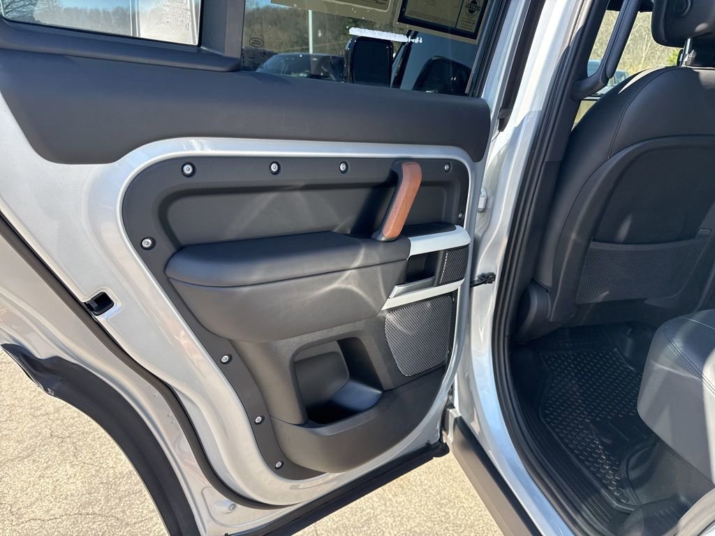Used 2024 Land Rover Defender 110 SE image 9