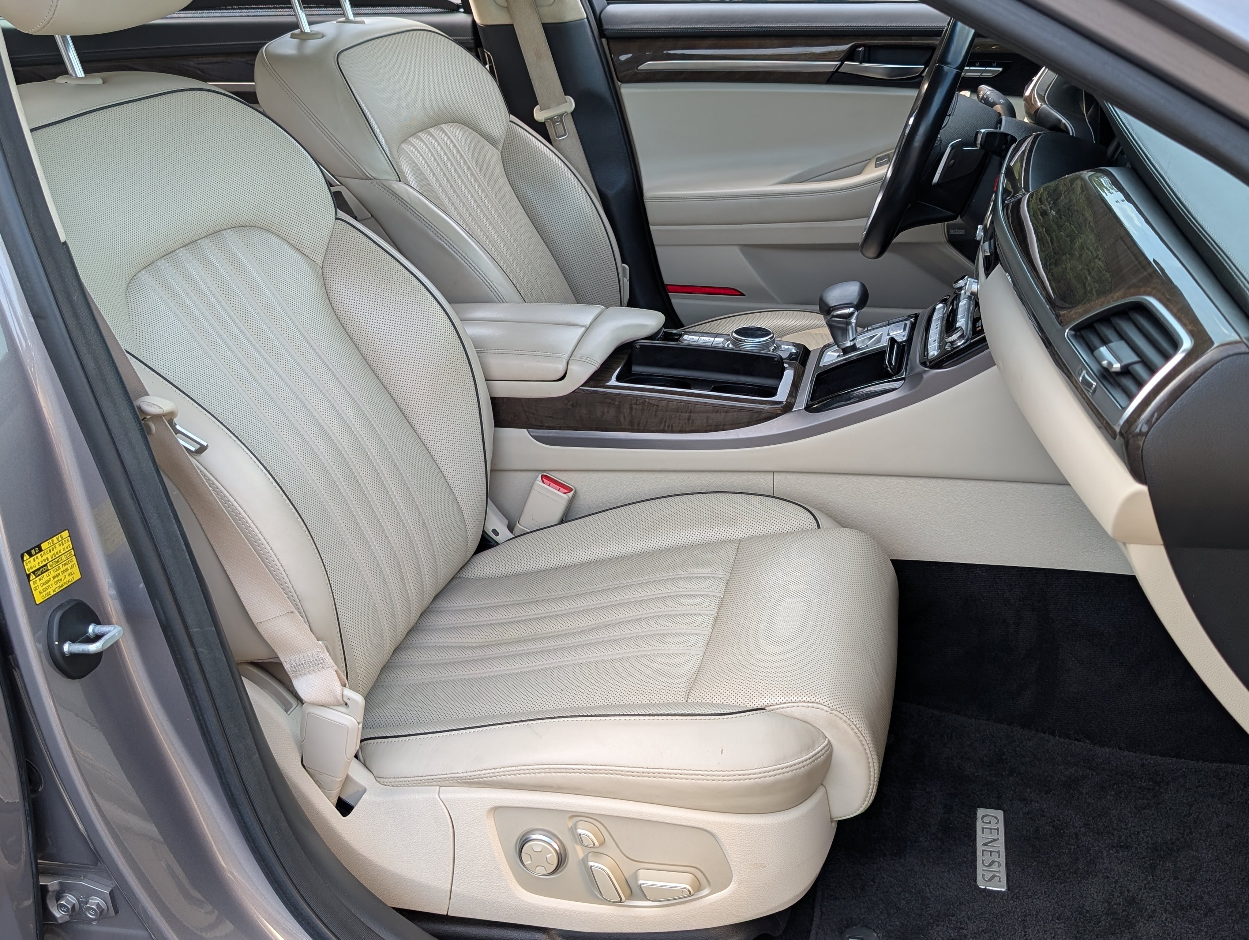 Used 2018 Genesis G90 3.3T Premium RWD image 20