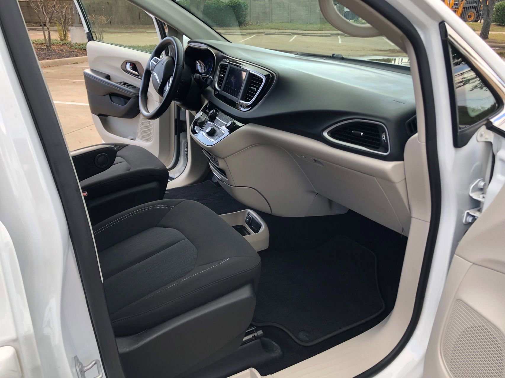 Used 2021 Chrysler Voyager LX image 16