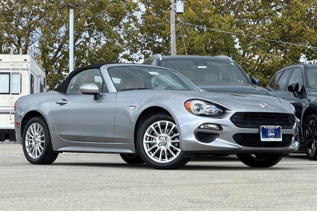 Used 2017 FIAT 124 Spider Classica RWD image 9