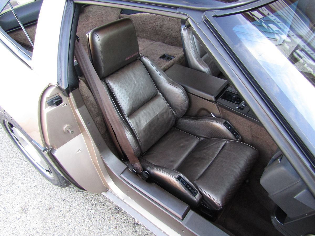 Used 1985 Chevrolet Corvette Coupe RWD image 31