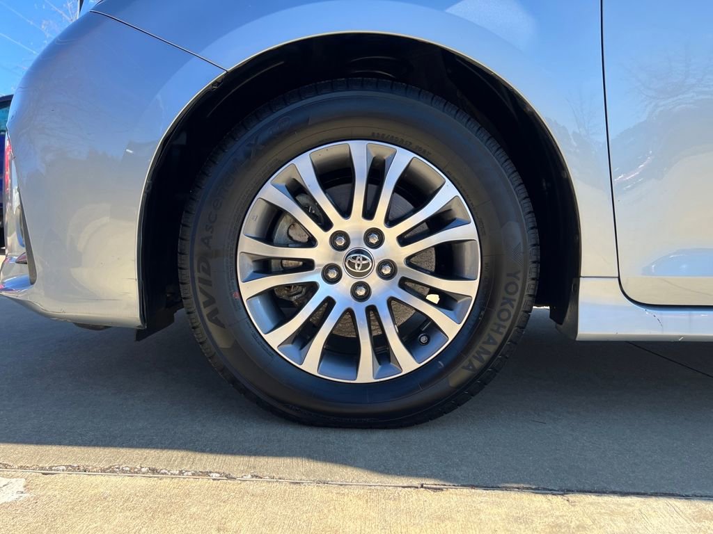 Used 2020 Toyota Sienna XLE w/ XLE Navigation Package image 26