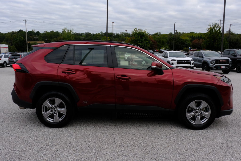 Used 2022 Toyota RAV4 LE AWD/4WD image 2