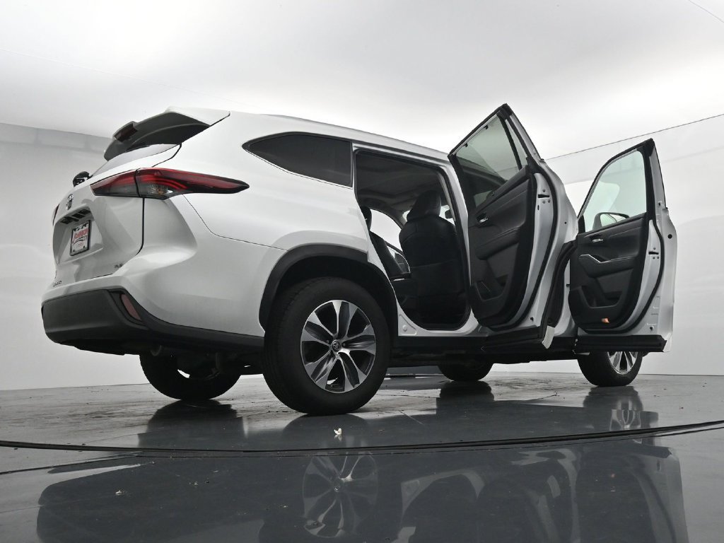 Used 2024 Toyota Highlander XLE FWD image 43