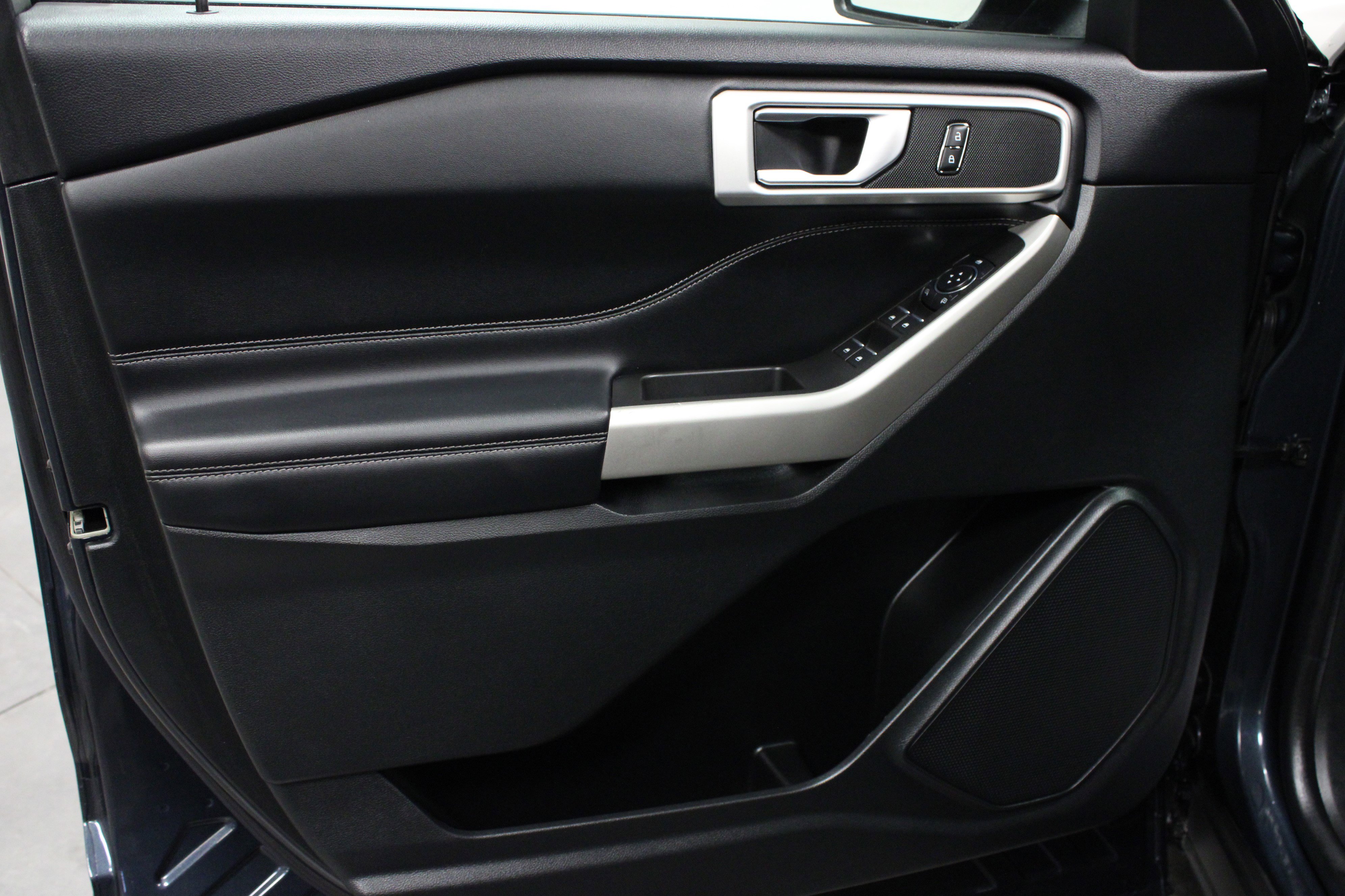 Used 2023 Ford Explorer XLT image 11