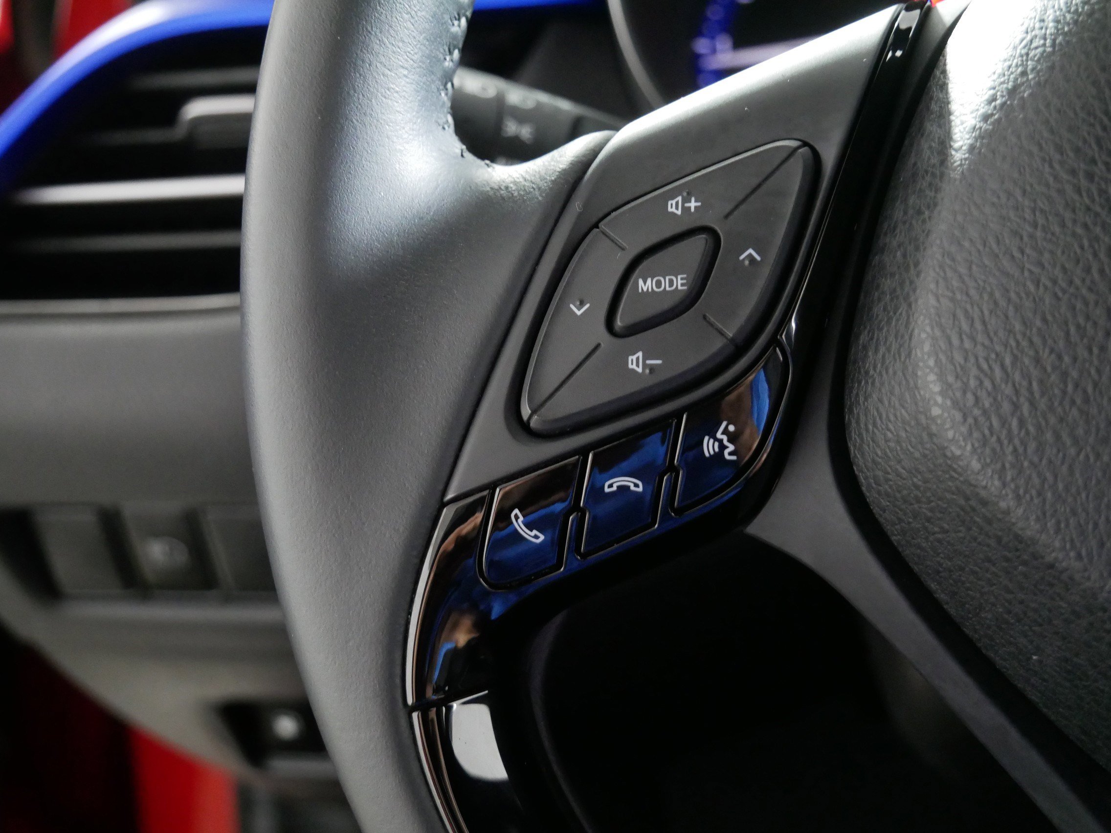 Used 2020 Toyota C-HR XLE FWD image 27