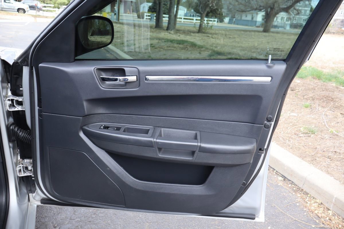 Used 2010 Chrysler 300 Touring image 26