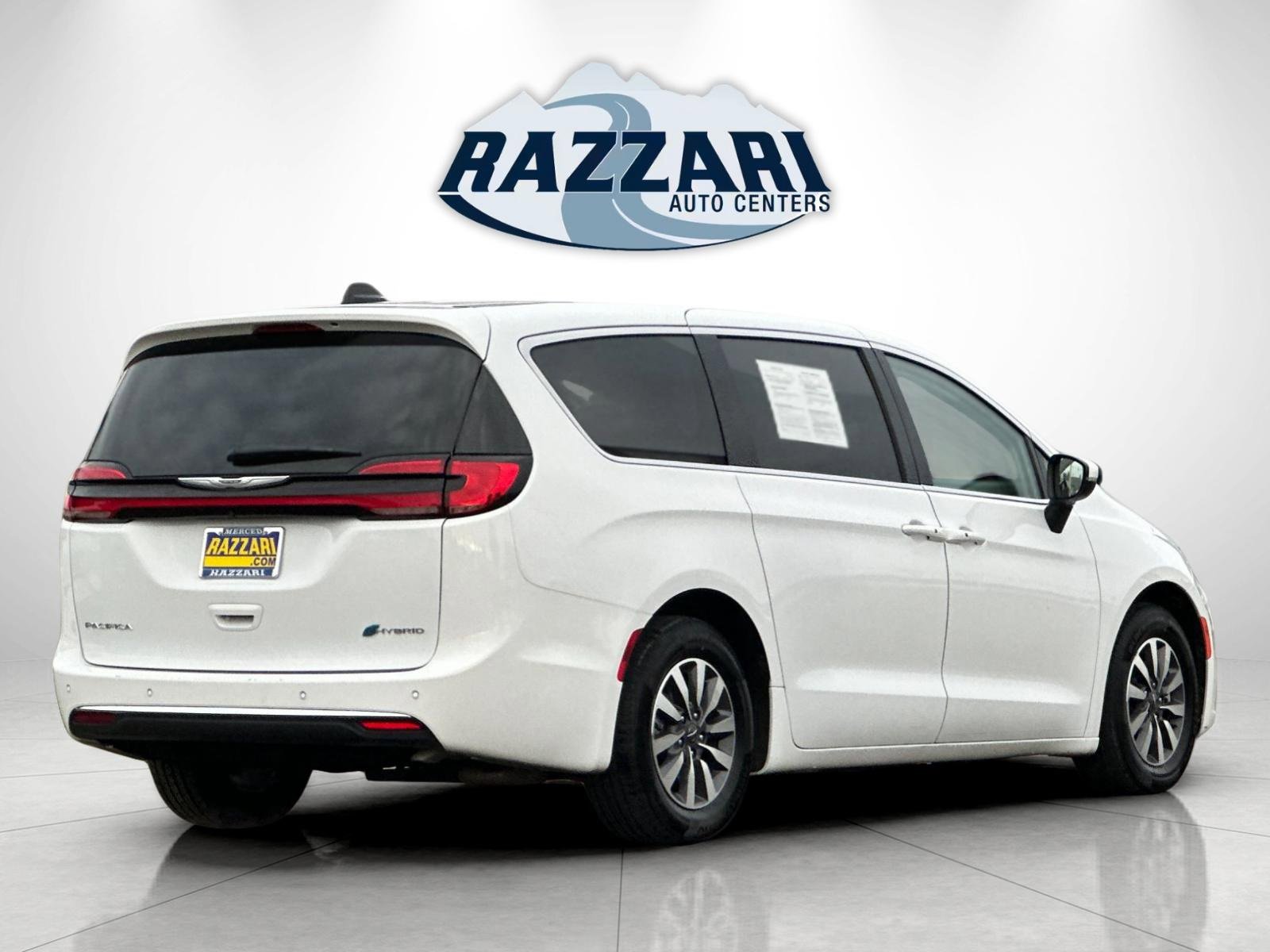 Used 2023 Chrysler Pacifica Touring-L image 3