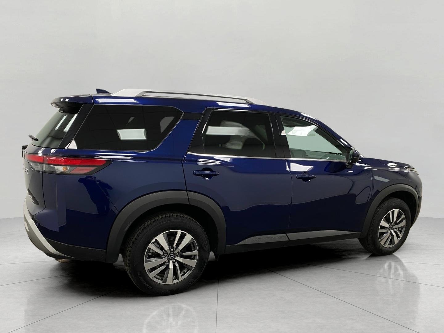 Used 2025 Nissan Pathfinder SL image 2