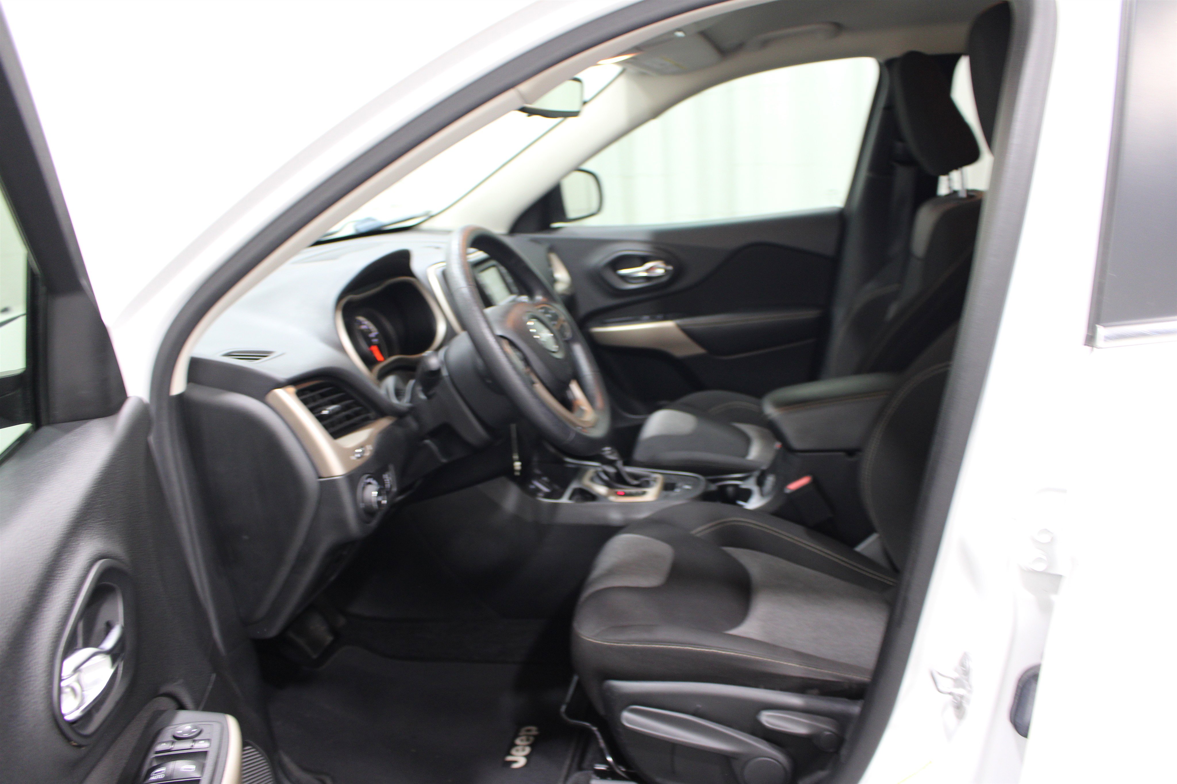Used 2018 Jeep Cherokee Latitude FWD image 2