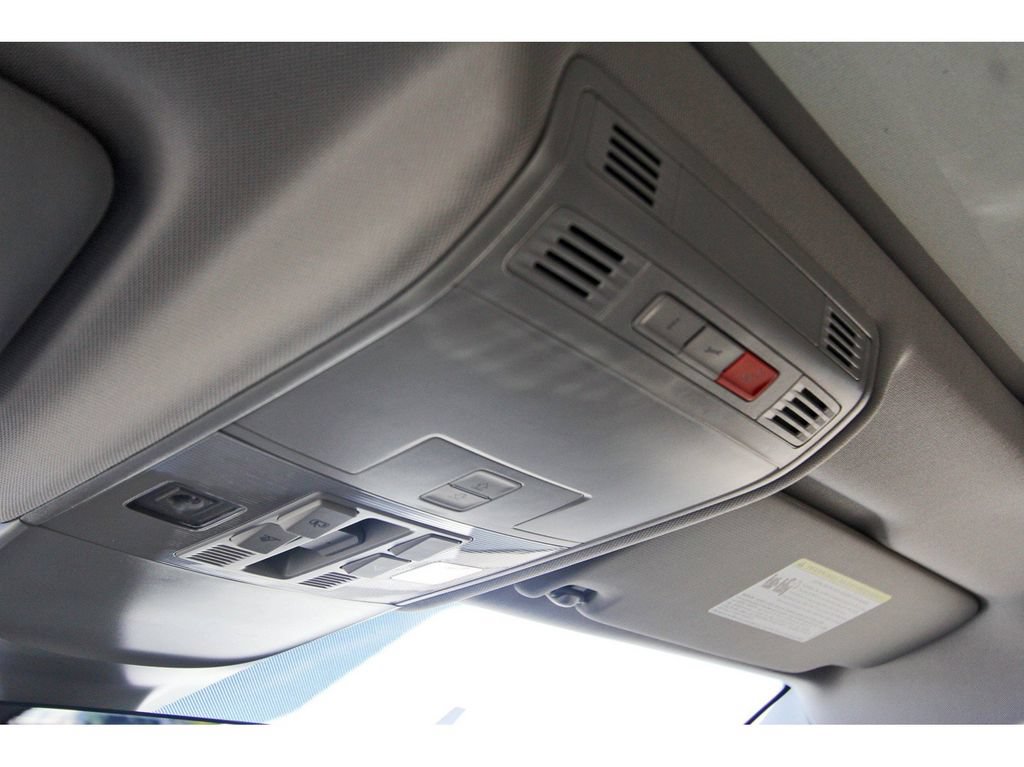 Certified 2025 Volkswagen Taos SE FWD image 25