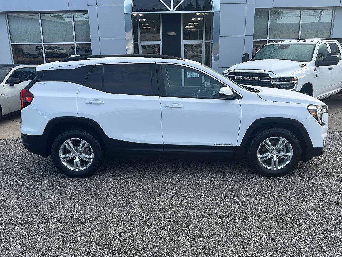 Used 2023 GMC Terrain SLE w/ Driver Convenience Package AWD/4WD image 3