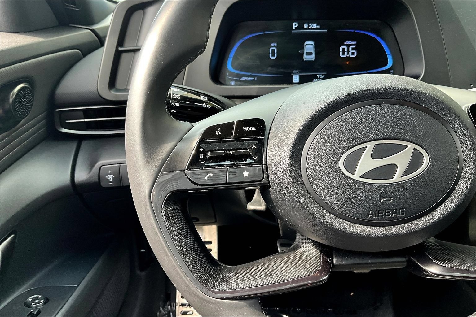 Used 2025 Hyundai Elantra Sport FWD image 13
