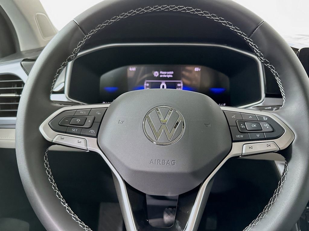 Used 2025 Volkswagen Taos SE FWD image 19