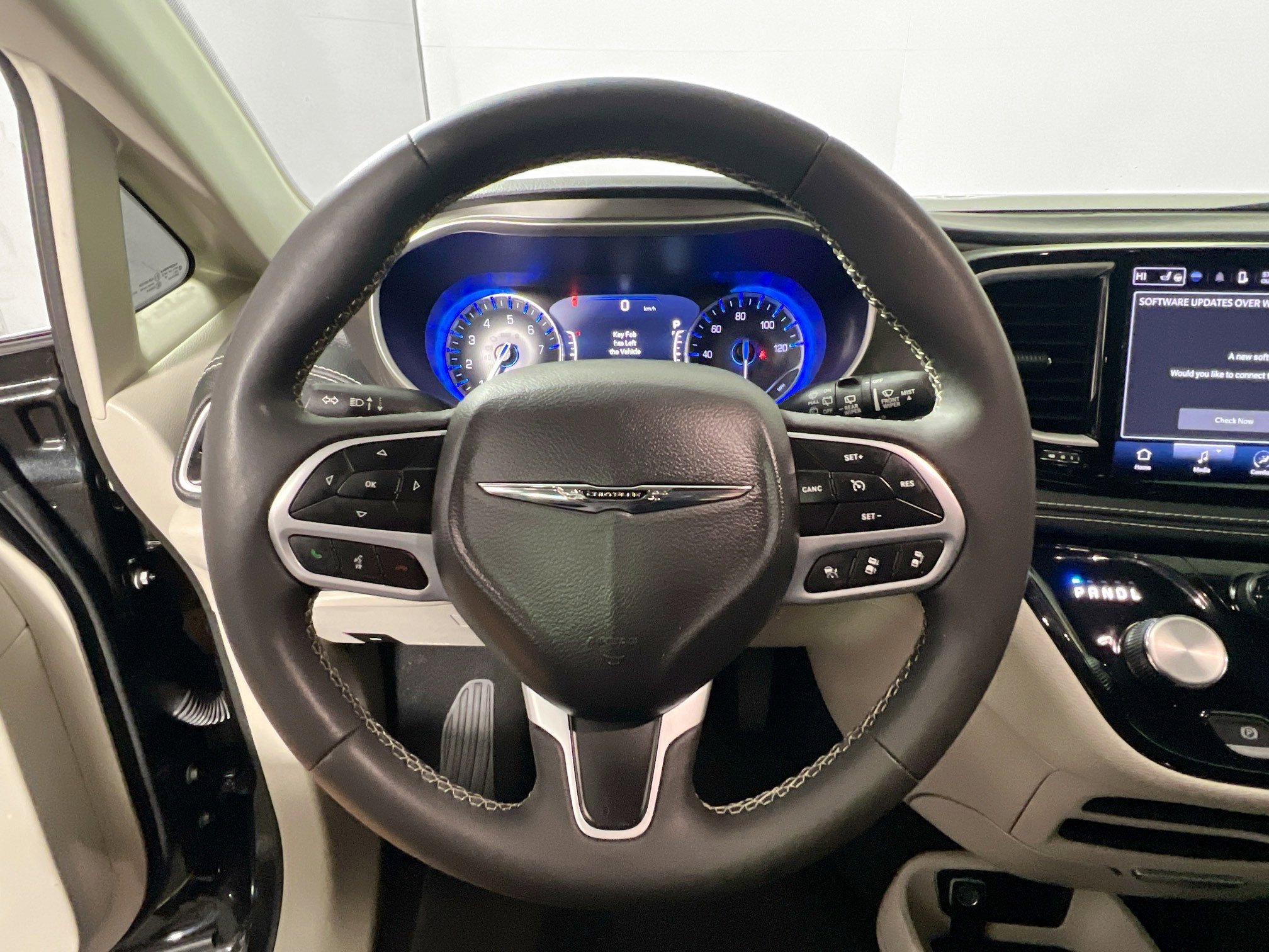 Used 2023 Chrysler Pacifica Touring-L FWD image 17