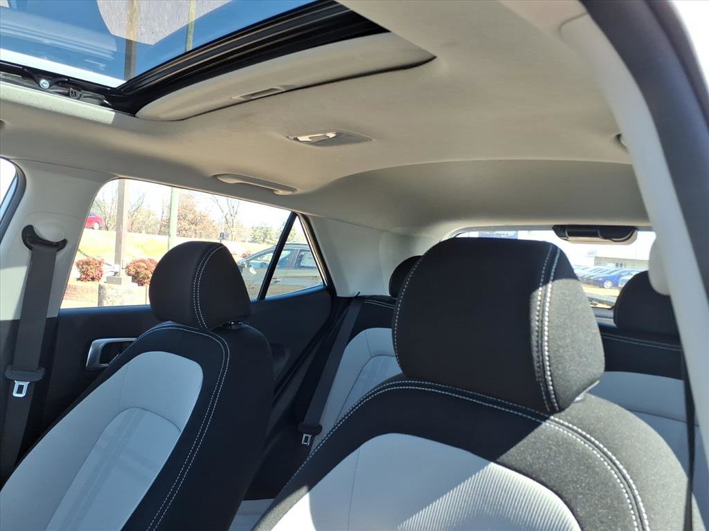 Certified 2025 Hyundai Venue SEL image 16