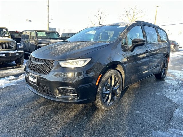 New 2026 Chrysler Pacifica Limited w/ S Appearance Package image 4