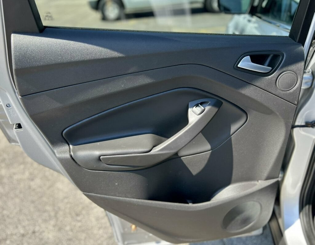 Used 2017 Ford Escape SE w/ Equipment Group 201A FWD image 16