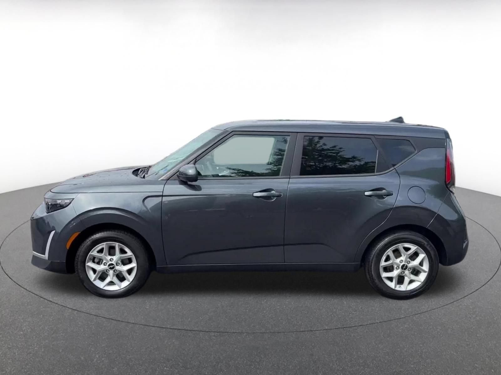 Used 2025 Kia Soul LX w/ LX Technology Package FWD image 9